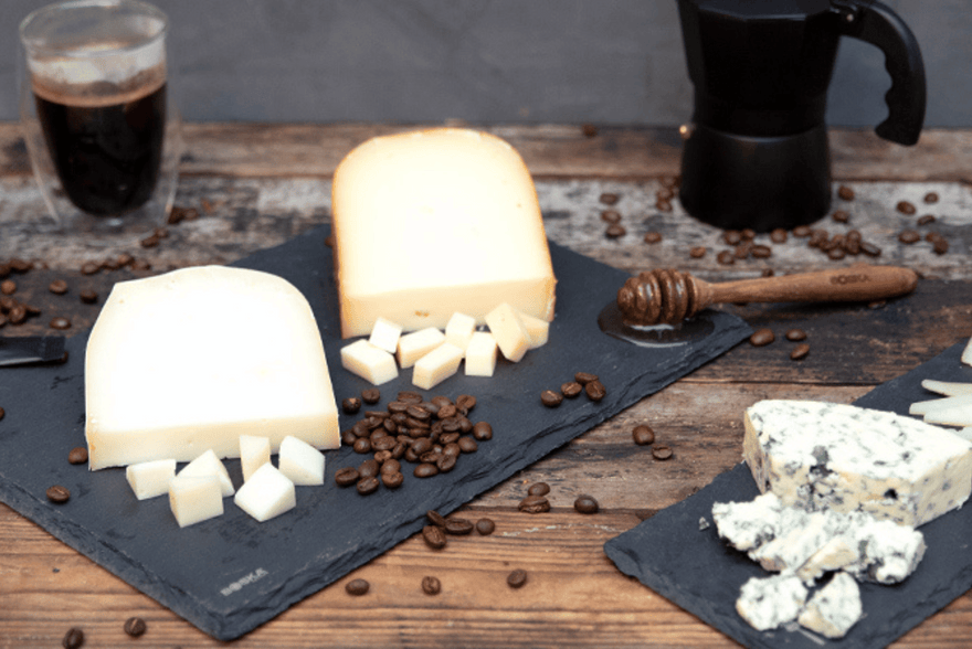 Kaas in gemalen koffiebonen dippen? Ja!!