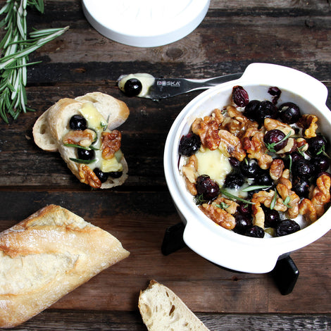 Camembert uit de oven met blauwe bessen en walnoot