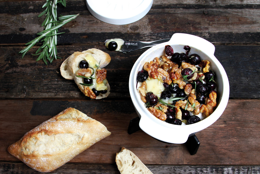 Camembert au four, garni de myrtilles et de noix