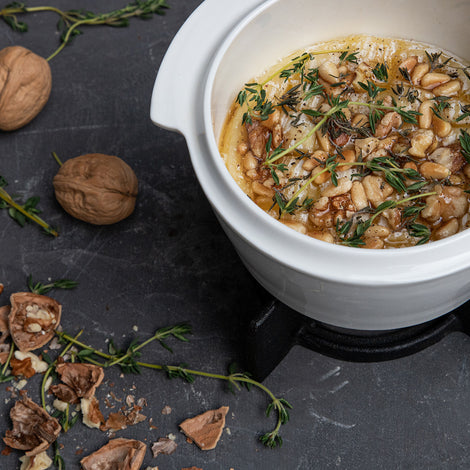 Camembert uit de oven met honing, tijm en walnoten