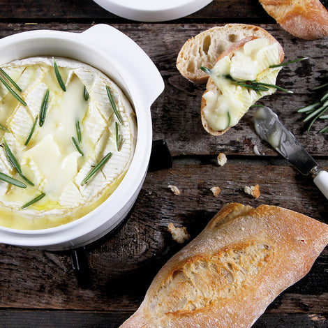 Camembert au four, garni de romarin