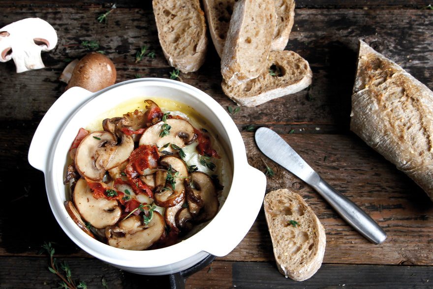 Camembert au four, garni de bacon et de champignons