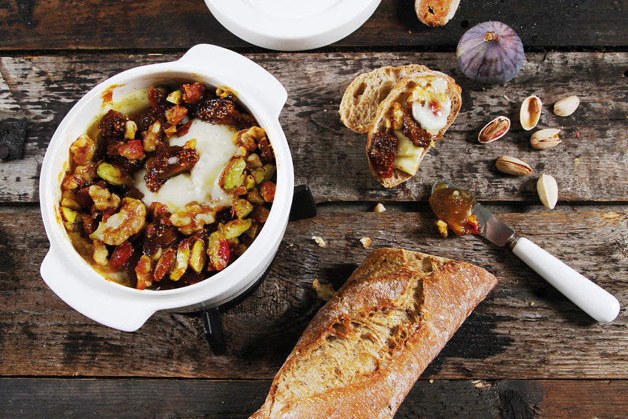 Camembert au four, garni de figues, noix et pistaches