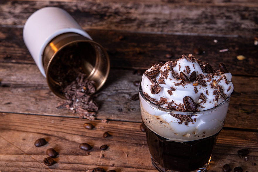 Kaffee mit Sahne und Tony’s Chocolonely-raspeln