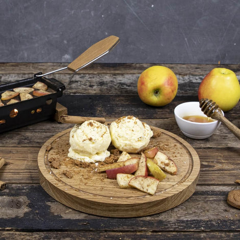 Warme appel met kaneel, speculaaskruimels en vanille ijs