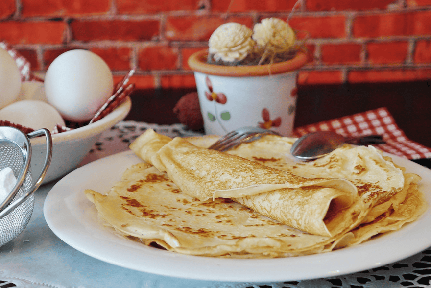 BOSKA-Mitarbeiter backen Pfannkuchen für Pflegeheim