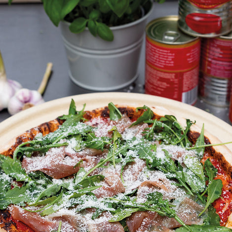 Pizza mit Parmaschinken und Rucola