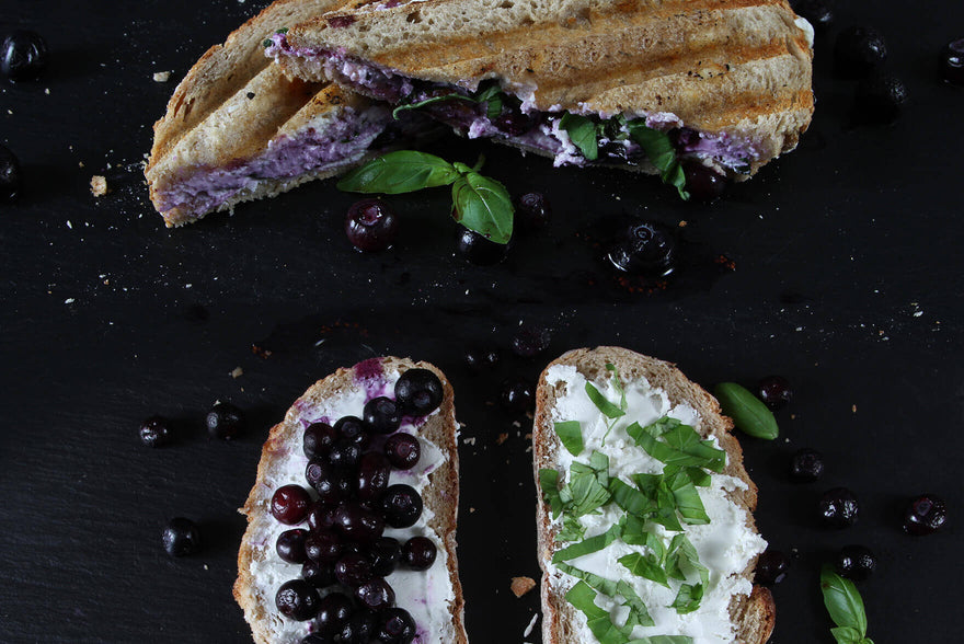 Toast Blaubeeren und Ziegenkäse