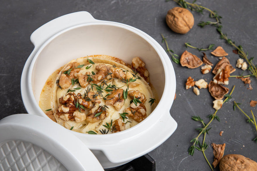 Fromage de chèvre chaud avec des noix, du miel et du thym