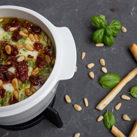 Warme mozzarella met pesto, tomaatjes en pijnboompitten