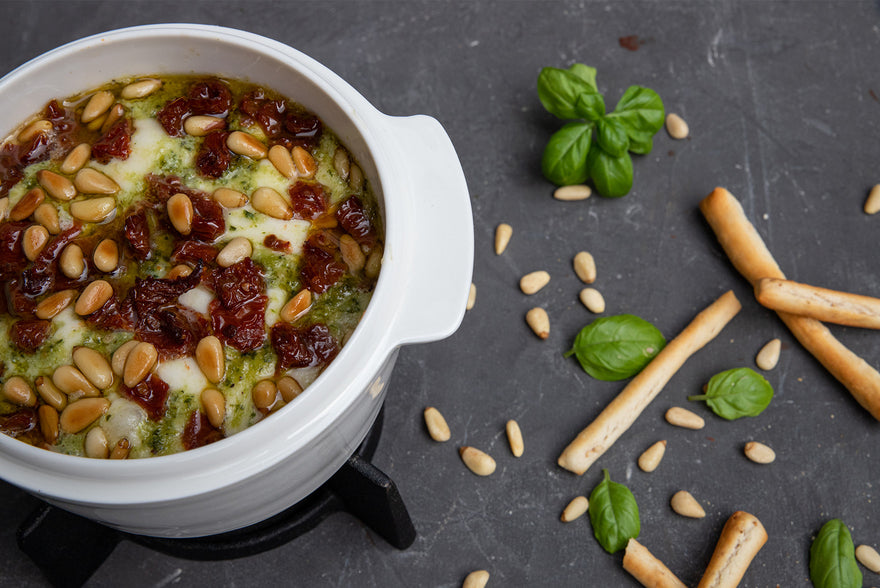 Mozzarella chaude avec pesto, tomates et pignons de pin