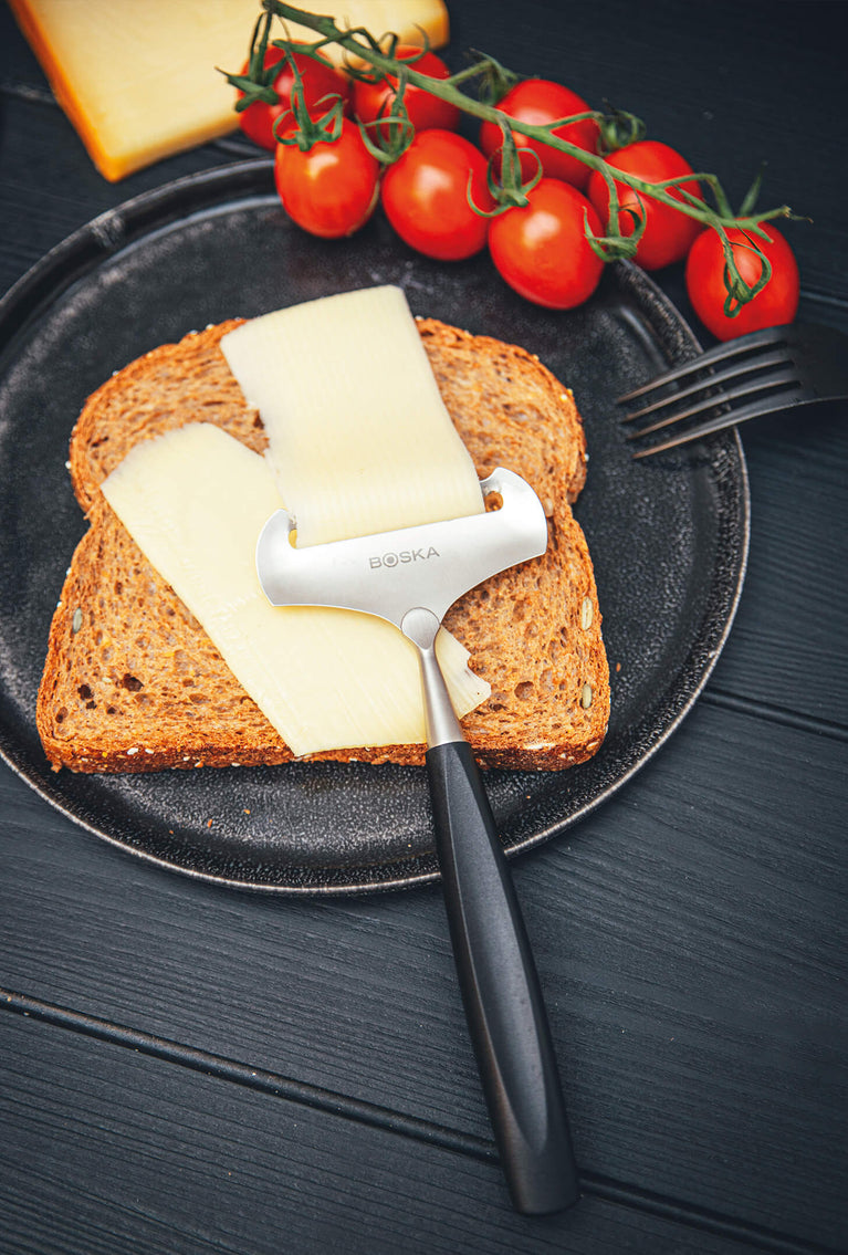 Kaasschaven voor jonge kaas