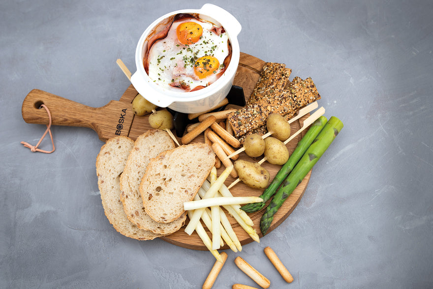 Camembert aus dem Ofen mit Schinken, Ei und Frühlingsgemüse