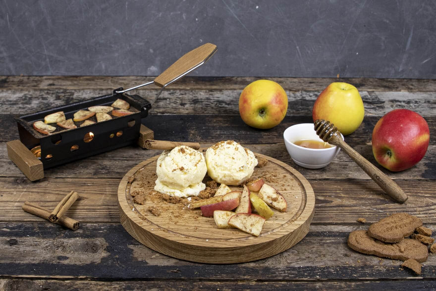 Pomme chaude à la cannelle, miettes de spéculoos et glace à la vanille