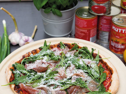 Pizza mit Parmaschinken und Rucola