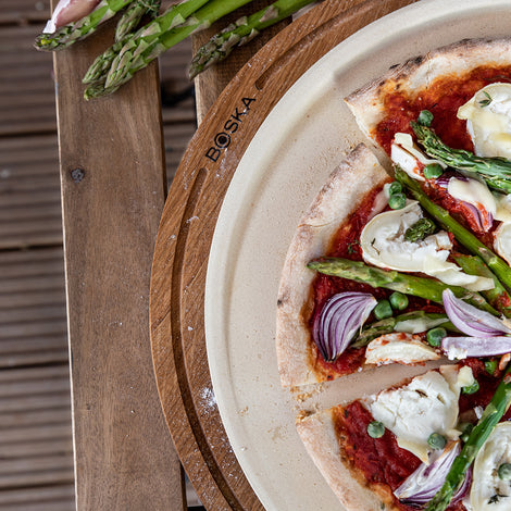 Seizoenspizza met asperges en geitenkaas