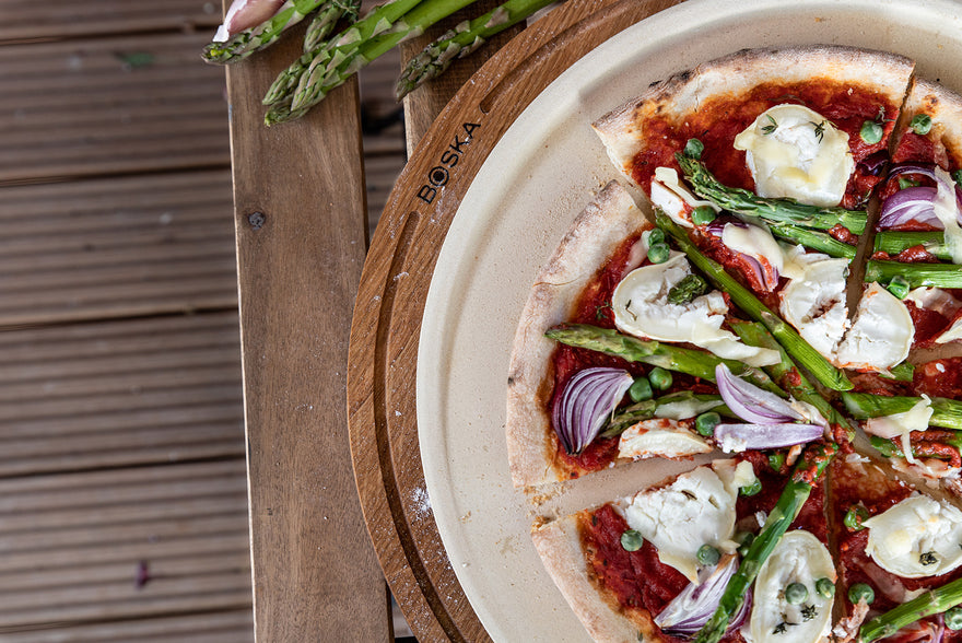 Pizza de saison avec asperges et fromage de chèvre