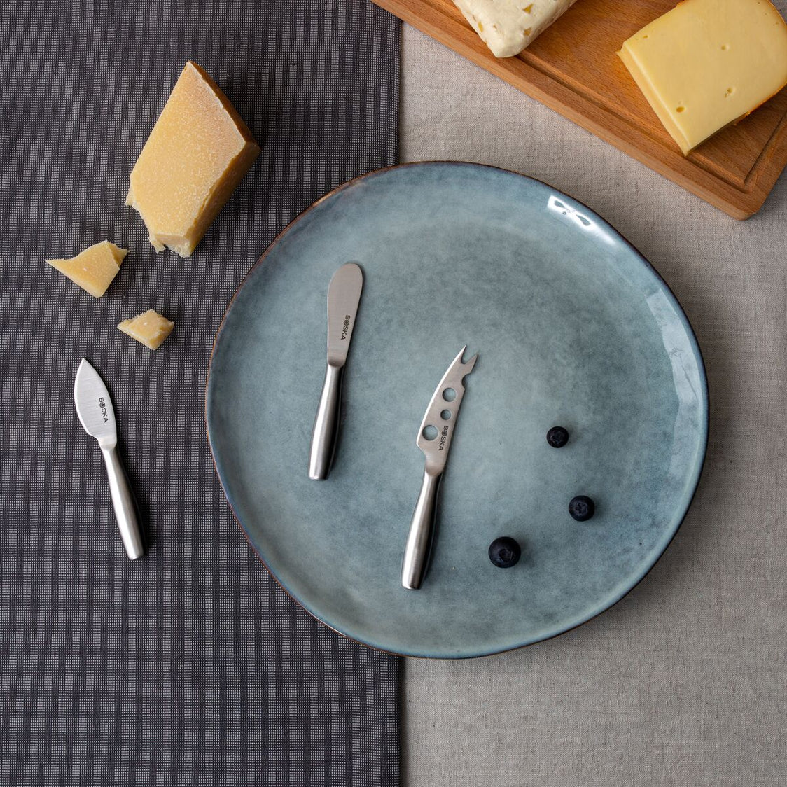 Cheese Set Friends - Compact Serving Board with Knives | Oak ...