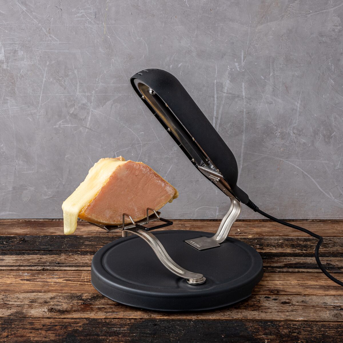 Raclette Quattro Black: Raclette Machine, Bold Design | 2.5m Cord