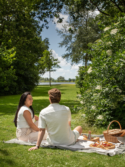 Vrouw en man op picknickkleed met BOSKA spullen