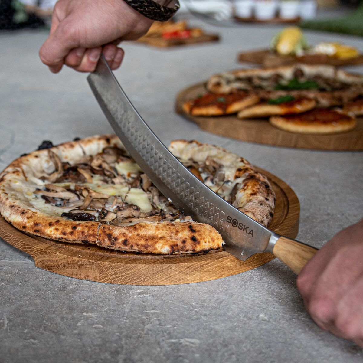 Roestvrijstalen dubbelzijdige snijplank voor keuken, antislip gebakplank met lip, gemakkelijk schoon te maken kaas- en pizzasnijplank, groot formaat (22,8 x 27,6 inch) 1,5 mm dik Roestvrijstalen dubbelzijdige snijplank voor keuken, antislip gebakplank met lip, gemakkelijk schoon te maken kaas- en pizzasnijplank, groot formaat (22,8 x 27,6 inch) 1,5 mm dik
