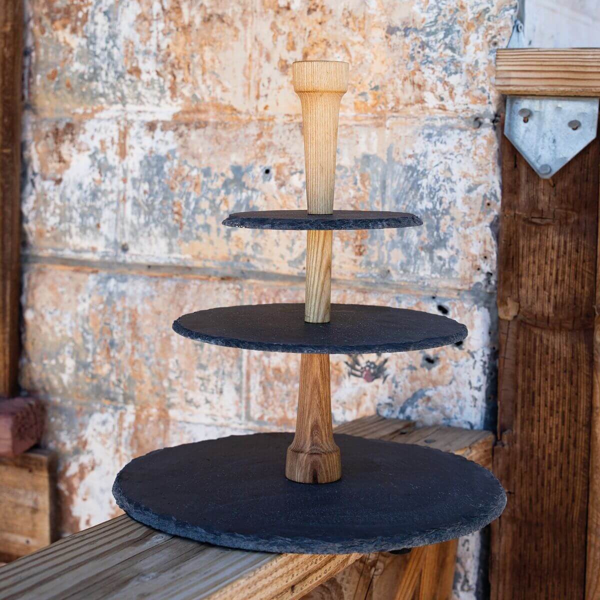 Echtwerk etagère/serveerplank voor gebak, fruit, kaas en dessert met 2 niveaus van natuurlijke leisteen en beugelgreep, Gold-Edition, leisteenplaten ca. 25/30 cm Echtwerk etagère/serveerplank voor gebak, fruit, kaas en dessert met 2 niveaus van natuurlijke leisteen en beugelgreep, Gold-Edition, leisteenplaten ca. 25/30 cm