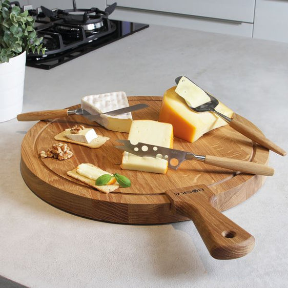 Kaasmes met een eikenhouten handvat